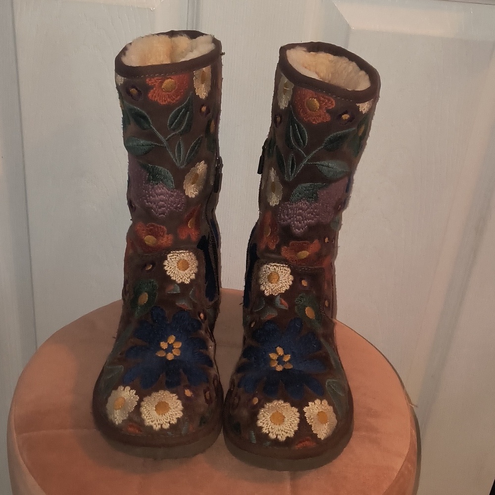 UGG Wahine Floral Embroidered Suede Boots Size 6 Rare Vintage Limited Edition - Picture 3 of 11